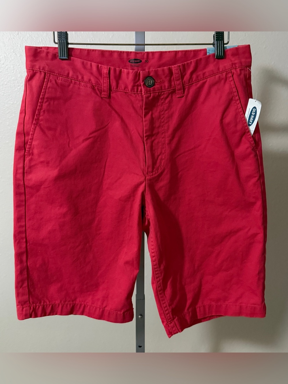 Old Navy Men’s Pepper Rally Red Flat-Front Chino Shorts, Size 30.